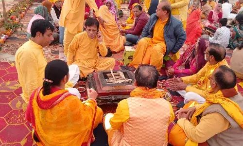 बनेड़ा में 24 कुंडीय गायत्री महायज्ञ आयोजित, शाम को दीपों से लक्ष्मी भवन जगमगा उठा बनेड़ा में 24 कुंडीय गायत्री महायज्ञ आयोजित, शाम को दीपों से लक्ष्मी भवन जगमगा उठा