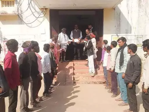 ग्रामीणों ने बिलानाम भूमि पर अवैध खनन रोकने की मांग की ग्रामीणों ने बिलानाम भूमि पर अवैध खनन रोकने की मांग की