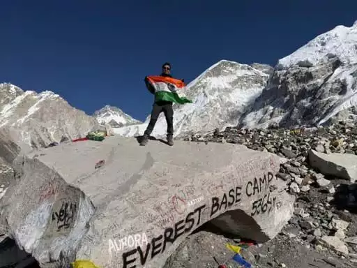 शाहपुरा के पर्वतारोही आकाश लोढ़ा ने माउंट एवरेस्ट बेस कैंप पर तिरंगा फहराया शाहपुरा के पर्वतारोही आकाश लोढ़ा ने माउंट एवरेस्ट बेस कैंप पर तिरंगा फहराया
