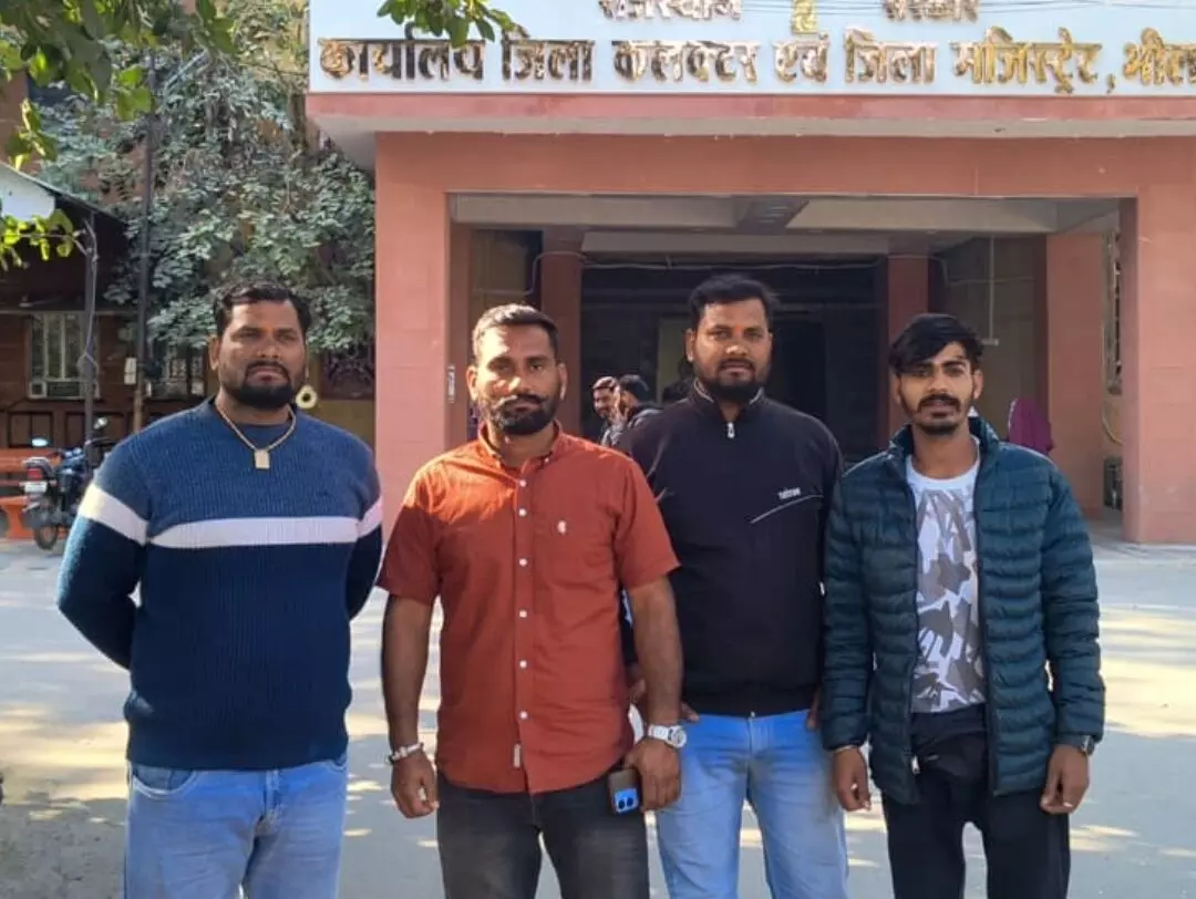 खुले नाले और सड़क पर जानवरों की सुरक्षा की जिला कलेक्टर से की मांग खुले नाले और सड़क पर जानवरों की सुरक्षा की जिला कलेक्टर से की मांग