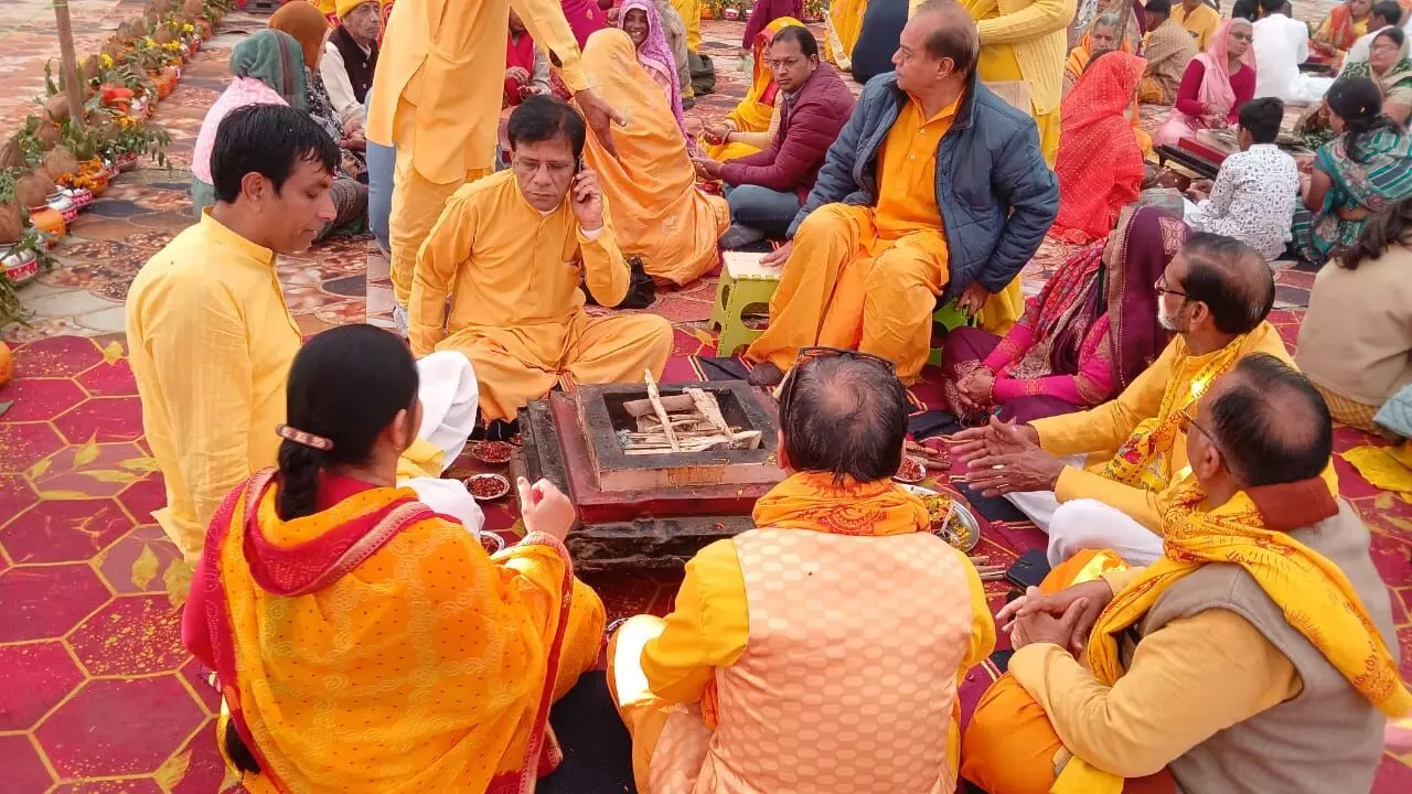 बनेड़ा में 24 कुंडीय गायत्री महायज्ञ आयोजित, शाम को दीपों से लक्ष्मी भवन जगमगा उठा बनेड़ा में 24 कुंडीय गायत्री महायज्ञ आयोजित, शाम को दीपों से लक्ष्मी भवन जगमगा उठा