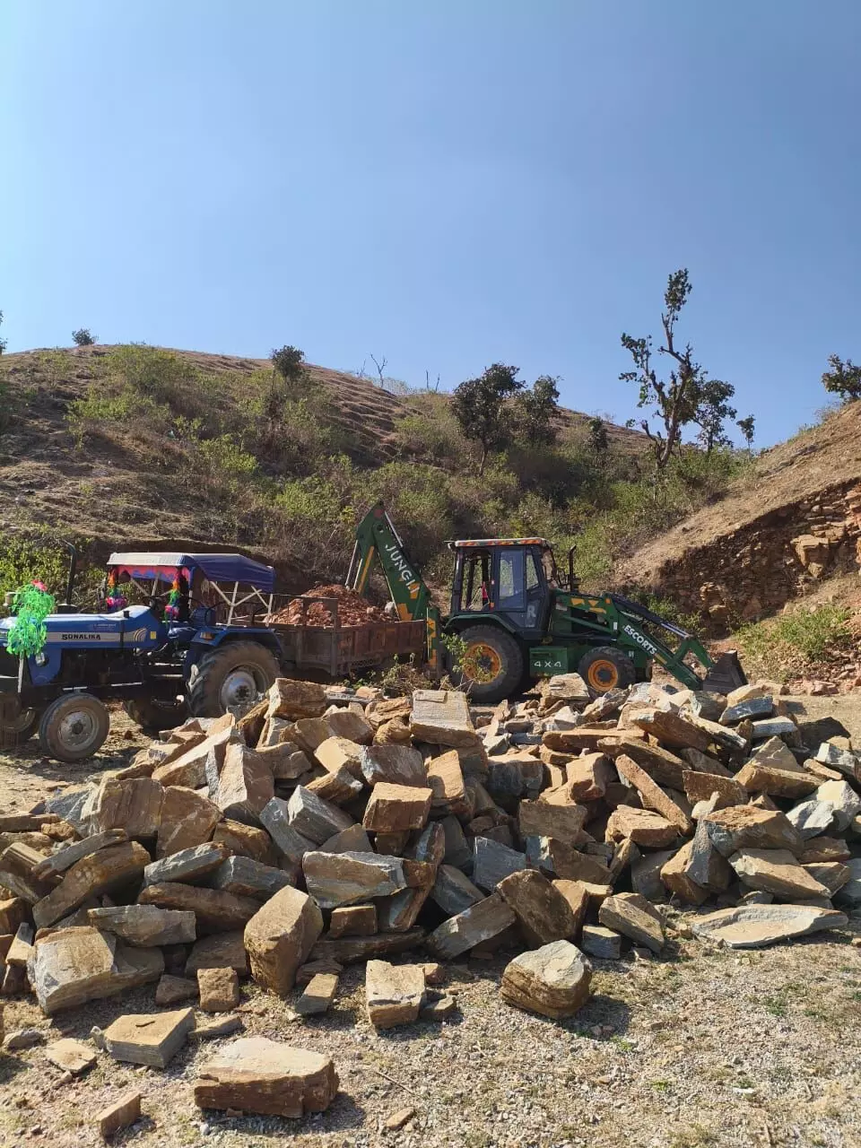 अवैध खनन के खिलाफ कार्यवाही जारी,जेसीबी व ट्रैक्टर जब्त अवैध खनन के खिलाफ कार्यवाही जारी,जेसीबी व ट्रैक्टर जब्त