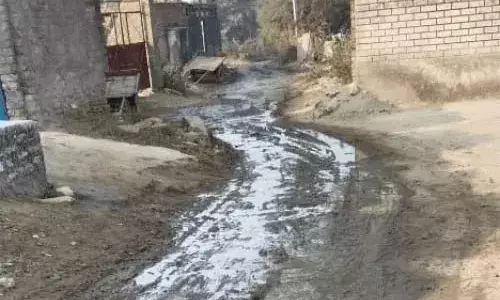 छह साल से विकास की राह ताकता भीमलत, कीचड़ और गड्ढों में फंसी रोजमर्रा की जिंदगी