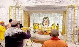 अयोध्या दौरे पर रक्षा मंत्री और सीएम योगी, विधिविधान से की पूजा अर्चना