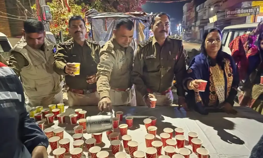 पुलिस की पहल: मांडलगढ़ कस्बे के टेंपो स्टैंड पर नववर्ष की पूर्व संध्या पर लोगों को शराब छोड़ने के लिए किया प्रेरित