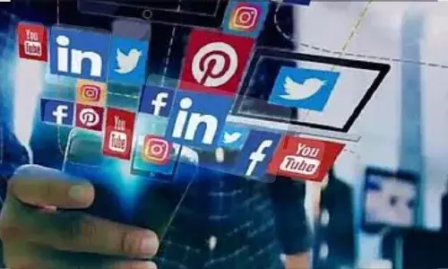 सोशल मीडिया से जुड़ रहे रिश्तों के तार, जन्मदाताओं से बताती है खुद की जान को खतरा