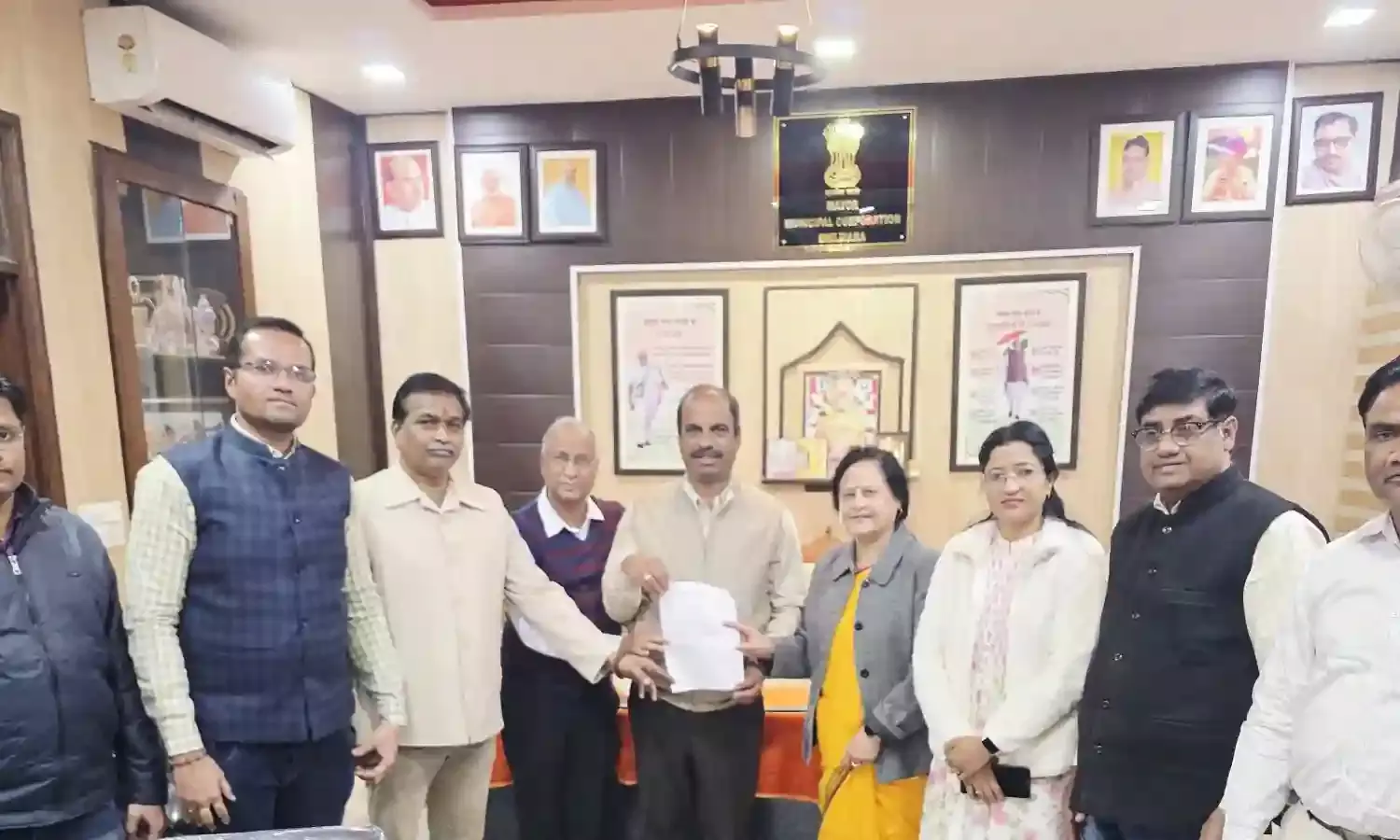 रेलवे अंडरपास बने मुसीबत की राह, उपभोक्ता अधिकार समिति ने महापौर को दिया ज्ञापन