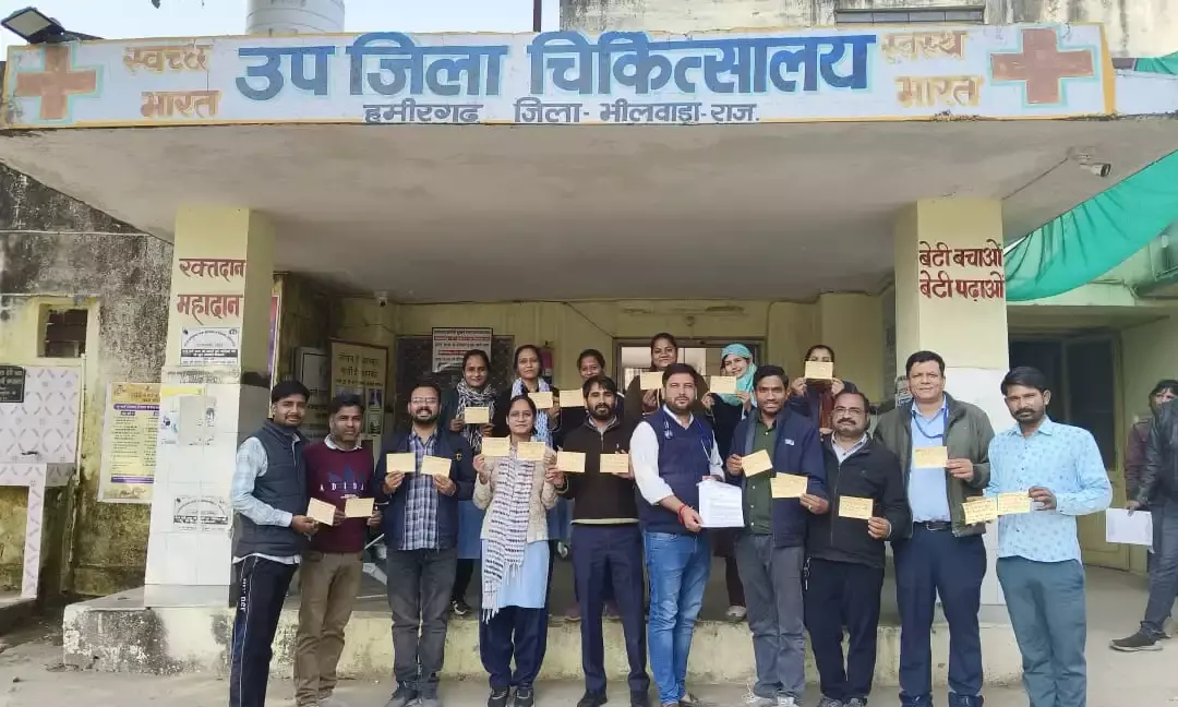 हमीरगढ़ उप जिला चिकित्सालय में स्वास्थ्यकर्मियों ने मुख्यमंत्री ओर चिकित्सा मंत्री को खून से लिखे पोस्ट कार्ड