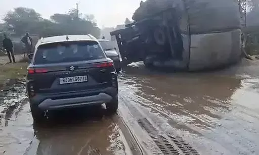 अधूरी सड़क बनी हादसों की वजह, बारिश में पलटी गाड़ी, टली बड़ी अनहोनी