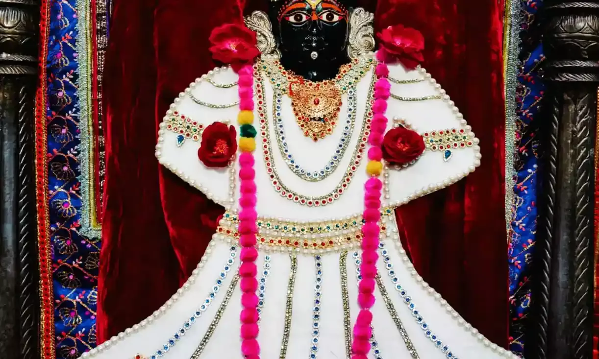 नव वर्ष पर विट्ठल स्वरूप श्रृंगार मे चारभुजा नाथ के विशेष दर्शन