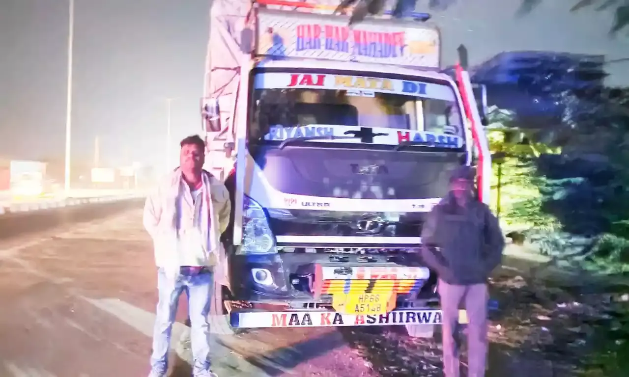 वन विभाग की कार्रवाई कोयला से भरा मिनी ट्रक पकड़ा