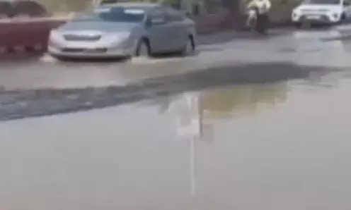 मेजा बांध से छोड़ा गया नहर का पानी सड़क पर फैला, वाहन चालकों को हो रही परेशानी