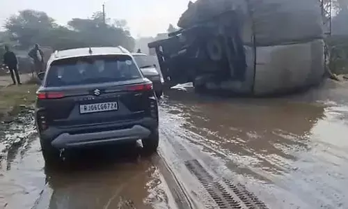 अधूरी सड़क बनी हादसों की वजह, बारिश में पलटी गाड़ी, टली बड़ी अनहोनी