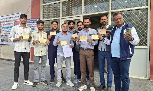 स्वास्थ्यकर्मियों ने खून से पोस्टकार्ड भेजकर भर्ती विज्ञापन शीघ्र जारी करने की मांग की