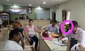 जिला उद्योग केन्द्र के वरिष्ठ सहायक 25 हजार रुपए की रिश्वत लेते रंगे हाथों गिरफ्तार जिला उद्योग केन्द्र के वरिष्ठ सहायक 25 हजार रुपए की रिश्वत लेते रंगे हाथों गिरफ्तार