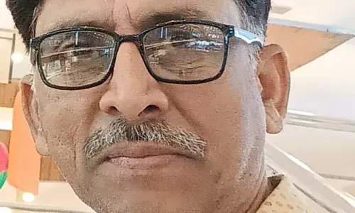 कलम बहुत बोलती है...!