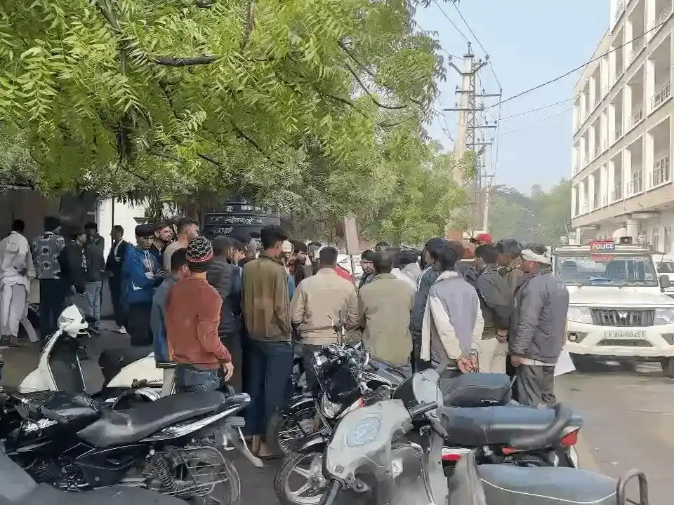 रायला में कार की टक्कर से बाइक सवार की मौत, परिजन ने हत्या का आरोप लगाकर अस्पताल में धरना