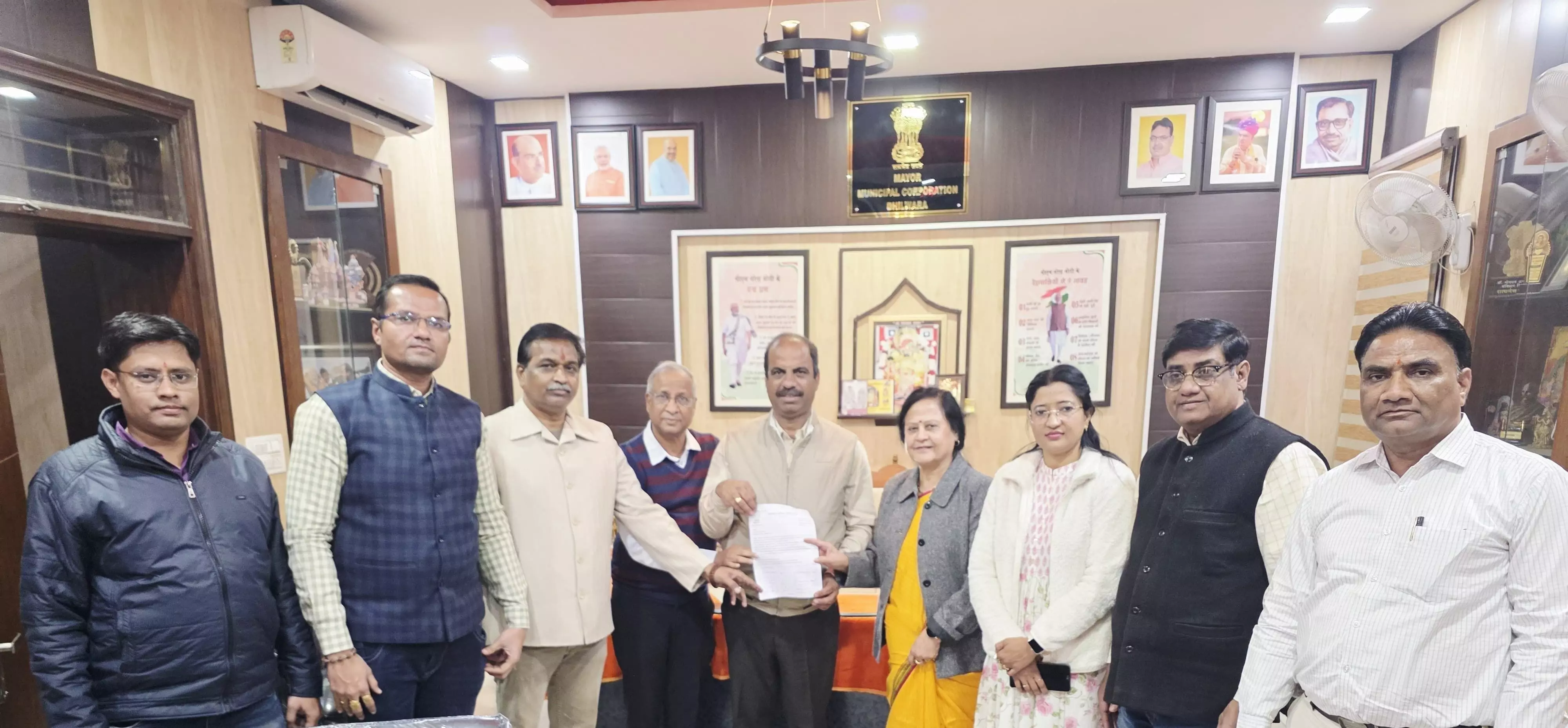 रेलवे अंडरपास बने मुसीबत की राह, उपभोक्ता अधिकार समिति ने महापौर को दिया ज्ञापन