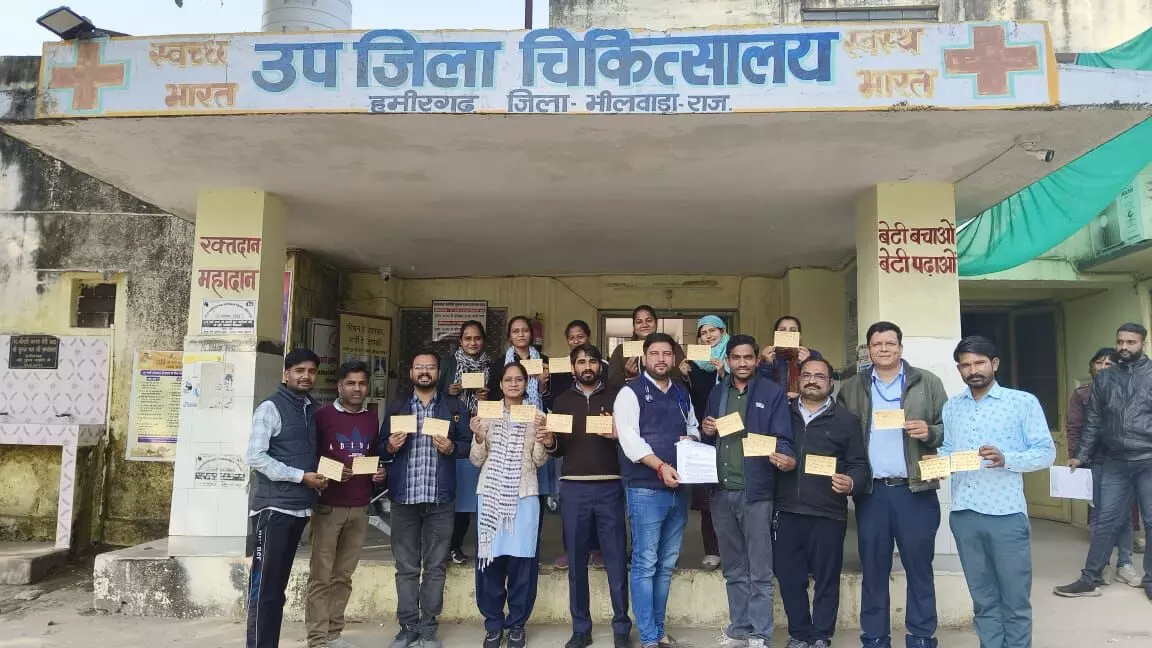 हमीरगढ़ उप जिला चिकित्सालय में स्वास्थ्यकर्मियों ने मुख्यमंत्री ओर चिकित्सा मंत्री को खून से लिखे पोस्ट कार्ड