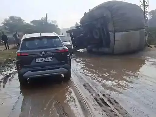 अधूरी सड़क बनी हादसों की वजह, बारिश में पलटी गाड़ी, टली बड़ी अनहोनी
