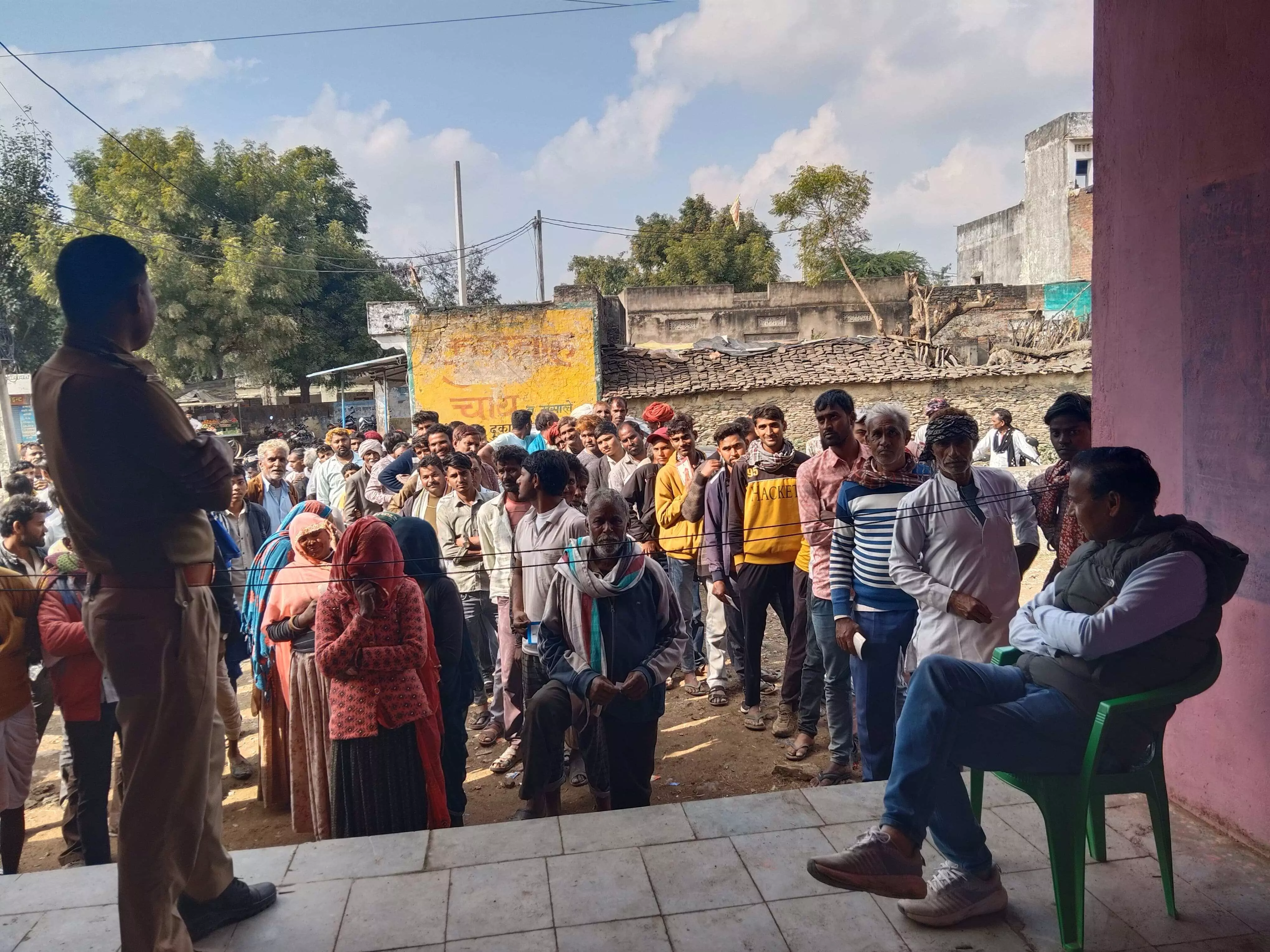 खाद की किल्लत से किसानों में आक्रोश, 300 कट्टे आए और 800 किसान पहुंचे