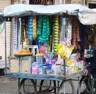 अस्पताल के बाहर नियमों की खुलेआम अनदेखी, हो रही तंबाकू की बिक्री