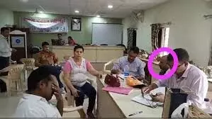 जिला उद्योग केन्द्र के वरिष्ठ सहायक 25 हजार रुपए की रिश्वत लेते रंगे हाथों गिरफ्तार