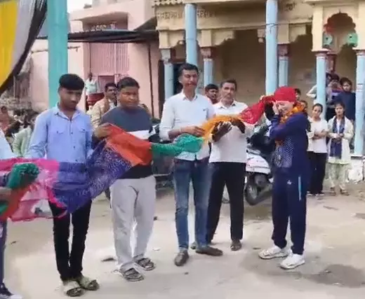 पिता को पहनाया मेडल तो खुसी के मारे छलक उठी आंखे कहा के गर्व का पल है पिता को पहनाया मेडल तो खुसी के मारे छलक उठी आंखे कहा के गर्व का पल है