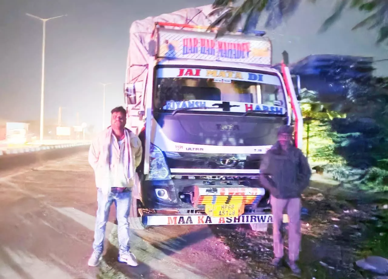 वन विभाग की कार्रवाई कोयला से भरा मिनी ट्रक पकड़ा