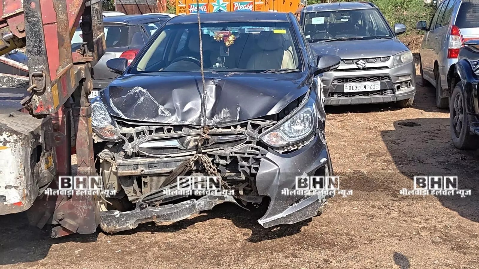 कार की टक्कर से बाइक सवार की मौत, परिजन हत्या का आरोप लगाकर धरने पर बैठे