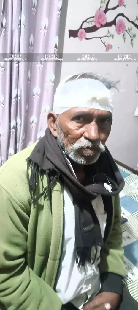 सड़क पार करते समय कार ने स्कूटी को टक्कर मारी, एक घायल