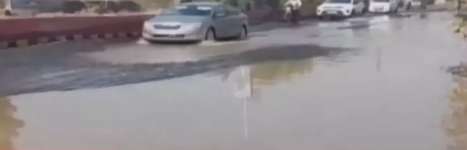 मेजा बांध से छोड़ा गया नहर का पानी सड़क पर फैला, वाहन चालकों को हो रही परेशानी मेजा बांध से छोड़ा गया नहर का पानी सड़क पर फैला, वाहन चालकों को हो रही परेशानी