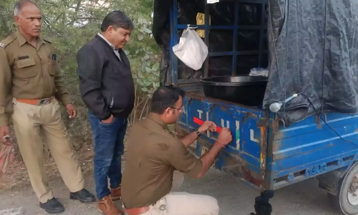 राष्ट्रीय सड़क सुरक्षा के तहत,वाहन चालको की सड़क सुरक्षा की दी जानकारी, वाहनों के लगाए रिफलेक्टर