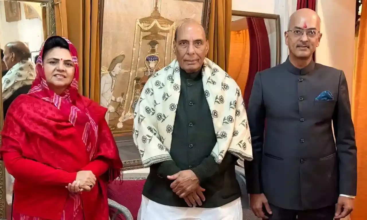 रक्षा मंत्री ने समोर बाग में मेवाड़ के पूर्व राजपरिवार के सदस्यों से की भेंट