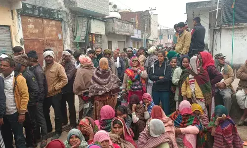 गुरलां मे युरिया खाद का वितरण