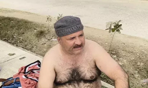 गलत कार्यों के प्रायश्चित के लिए सरकारी कर्मचारी ने अर्धनग्न होकर कलेक्ट्रेट के सामने दिया  धरना ,मचा हड़कंप