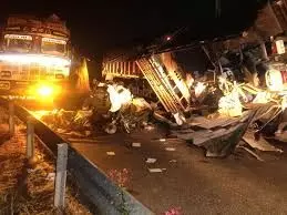 बीकानेर में भारतमाला हाईवे पर भीषण सड़क हादसा: 4 की मौत, महिला सहित 3 घायल बीकानेर में भारतमाला हाईवे पर भीषण सड़क हादसा: 4 की मौत, महिला सहित 3 घायल