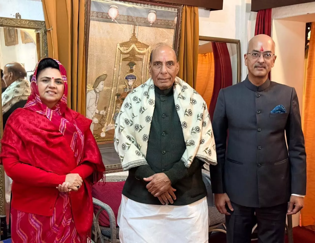 रक्षा मंत्री ने समोर बाग में मेवाड़ के पूर्व राजपरिवार के सदस्यों से की भेंट रक्षा मंत्री ने समोर बाग में मेवाड़ के पूर्व राजपरिवार के सदस्यों से की भेंट