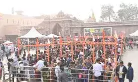 वाराणसी में ठंड और बारिश के बीच आस्था की डुबकी, श्रद्धालुओं का उत्साह बरकरार