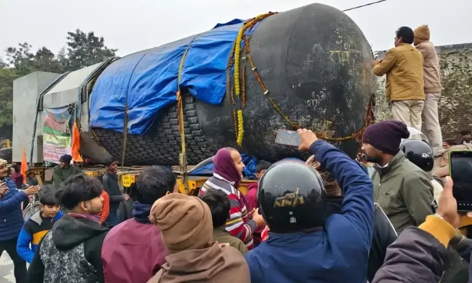 तमिलनाडु से निकला विश्व का सबसे विशाल शिवलिंग बिहार  पहुंचा, गोपालगंज में हुआ भव्य स्वागत