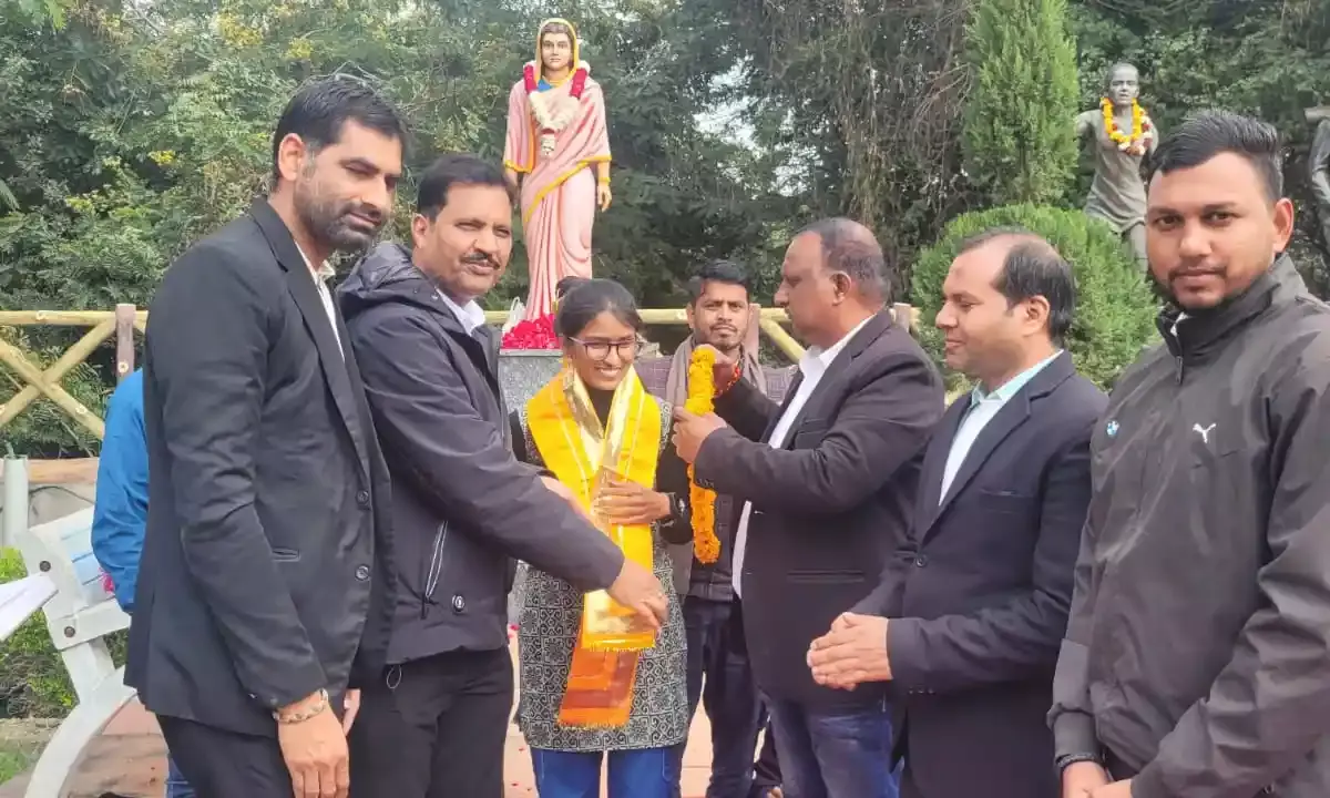 सावित्रीबाई फूले जयंति पर माली समाज ने किया प्रतिभावान बेटियों का सम्मान