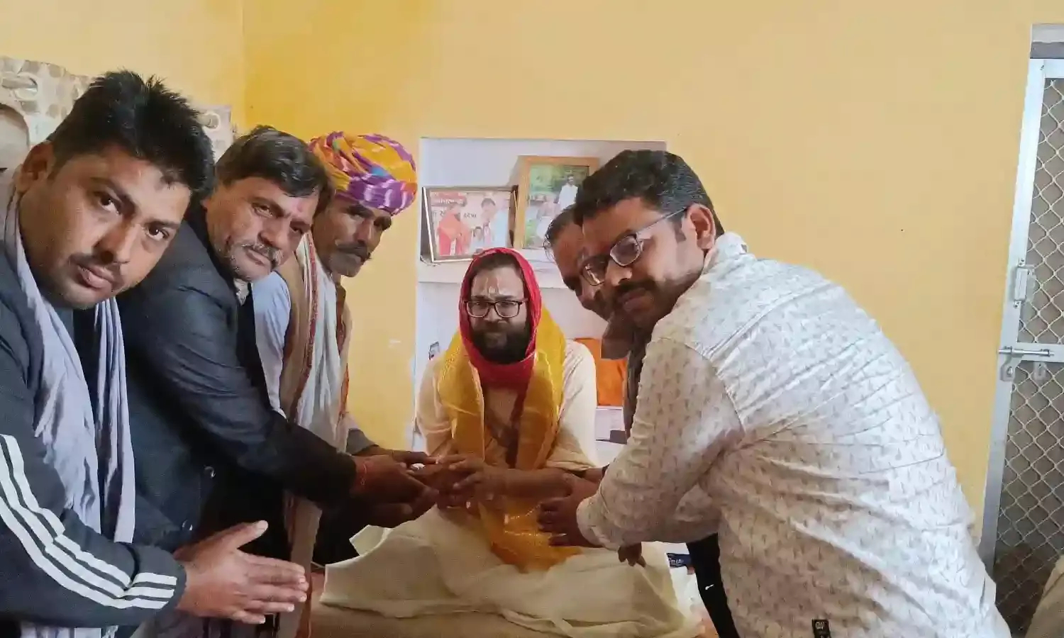 हरिदास महाराज को सर्व हिंदू सम्मेलन में आने का निमंत्रण पत्र दिया