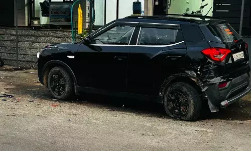 नशे में धुत कार चालक का उत्पात,  घर के बाहर खड़ी कार को मारी टक्कर