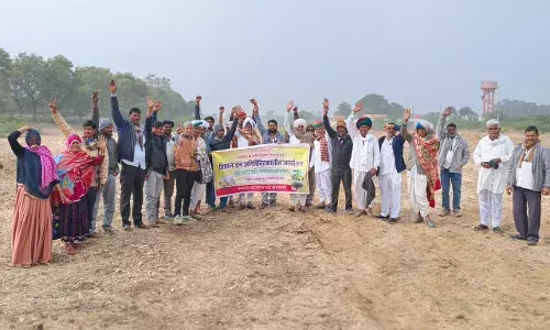 छठे दिन नदी के बीचो-बीच बैठकर नदी बचाओ आंदोलन जारी