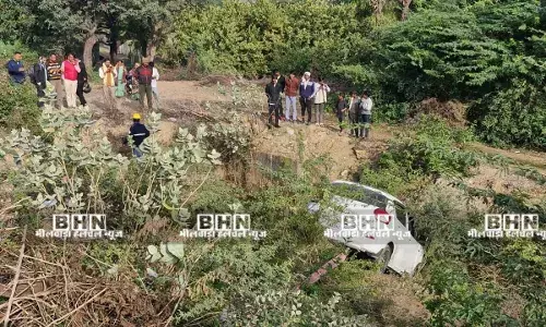 गुरला में अनियंत्रित कार डिवाइडर से टकराकर खाई में गिरी,कार सवार बाल-बाल बचे, बड़ा हादसा टला