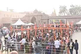 वाराणसी में ठंड और बारिश के बीच आस्था की डुबकी, श्रद्धालुओं का उत्साह बरकरार वाराणसी में ठंड और बारिश के बीच आस्था की डुबकी, श्रद्धालुओं का उत्साह बरकरार