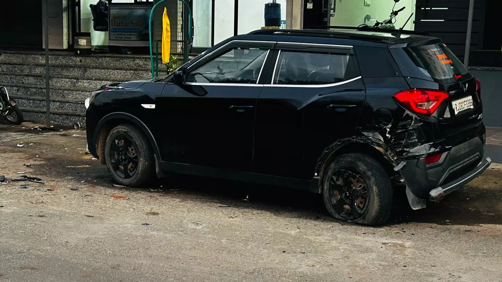 नशे में धुत कार चालक का उत्पात, घर के बाहर खड़ी कार को मारी टक्कर नशे में धुत कार चालक का उत्पात, घर के बाहर खड़ी कार को मारी टक्कर