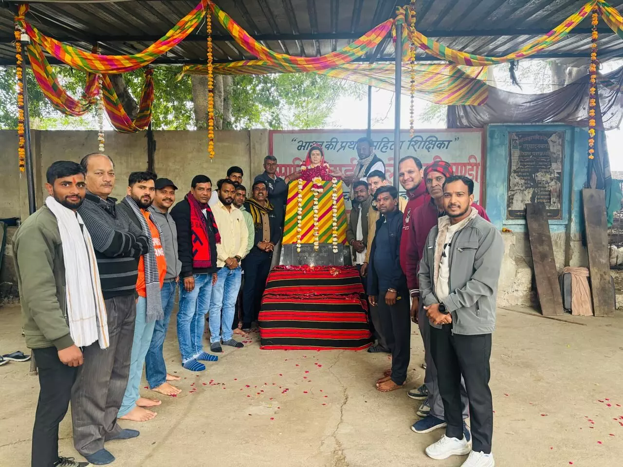 माता सावित्री बाई फुले जयंती पर द्वीप प्रज्ज्वलन कर किया नमन माता सावित्री बाई फुले जयंती पर द्वीप प्रज्ज्वलन कर किया नमन