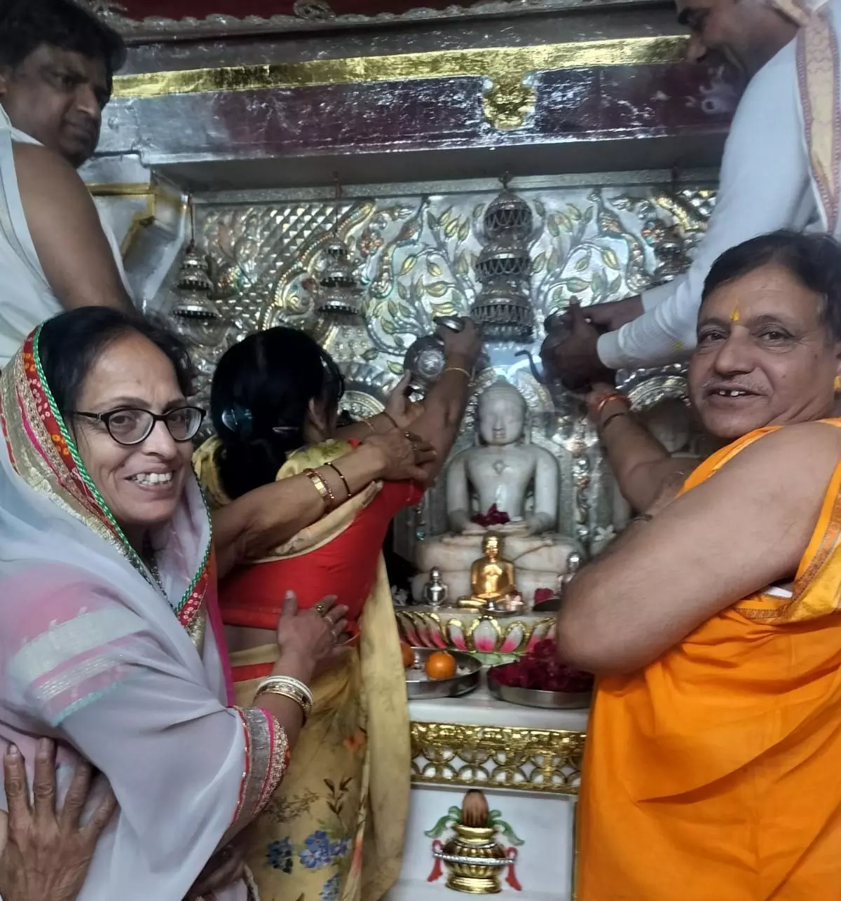 आयड़ जैन मंदिर में मूलनायक भगवान चन्द्रप्रभु का जलाअभिषेक व महा शांतिधारा की आयड़ जैन मंदिर में मूलनायक भगवान चन्द्रप्रभु का जलाअभिषेक व महा शांतिधारा की