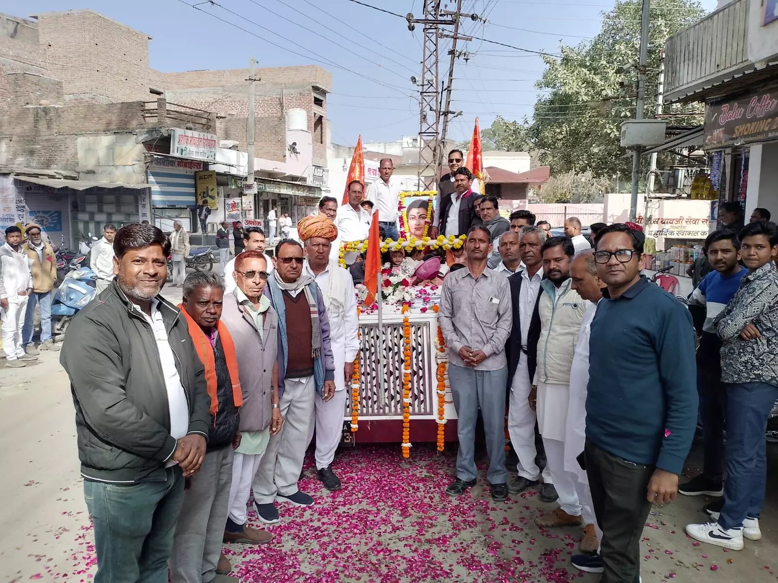 पूर्व सहकारिता मंत्री आंजना की ओर से कांग्रेसजनों ने शोभायात्रा पर पुष्पवर्षा कर किया स्वागत पूर्व सहकारिता मंत्री आंजना की ओर से कांग्रेसजनों ने शोभायात्रा पर पुष्पवर्षा कर किया स्वागत